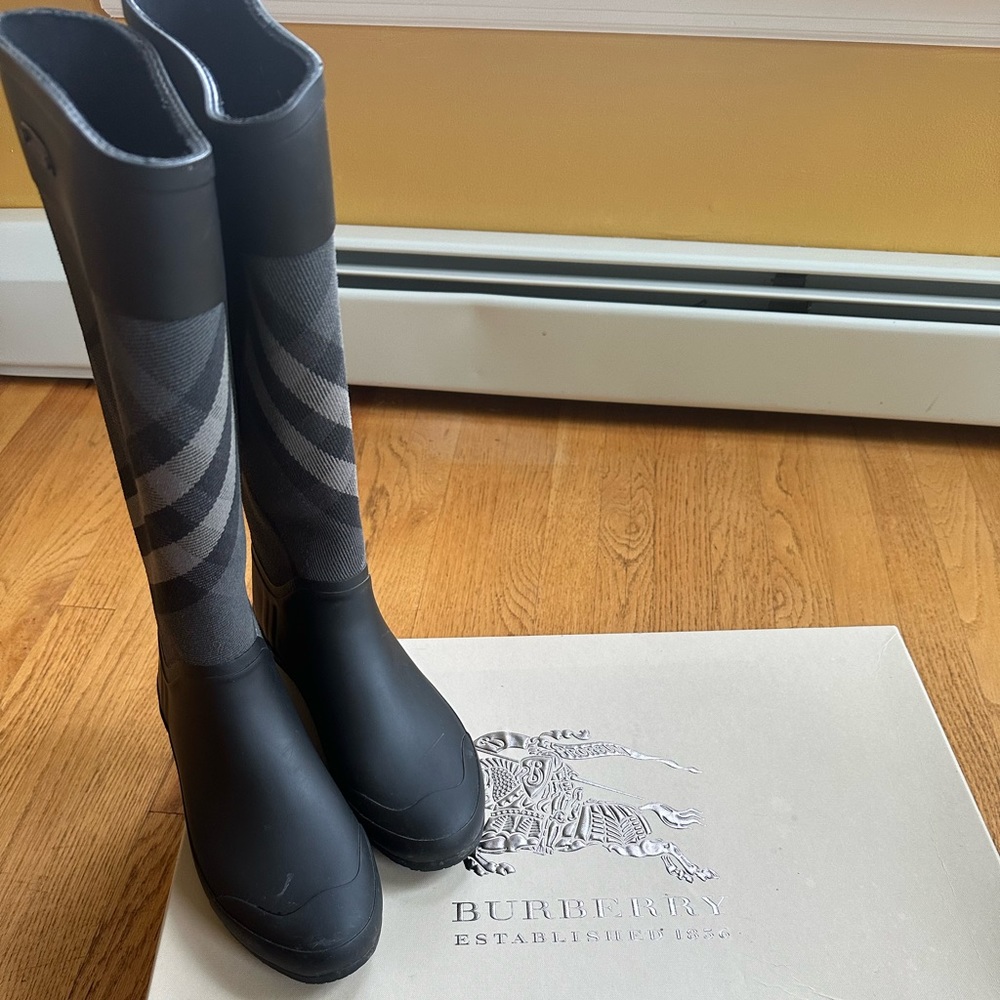 Like new Burberry rain boots size 38